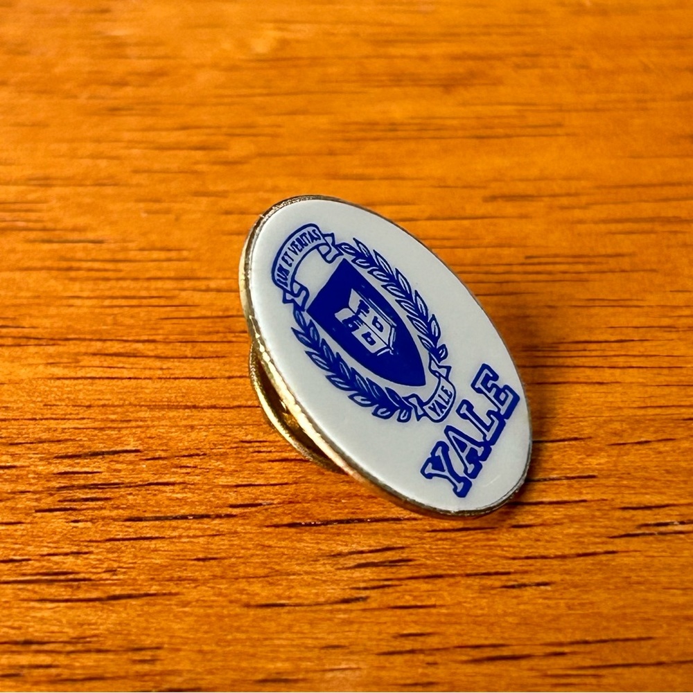 🔸FINAL PRICE🔸 YALE Lux et Veritas Vintage Enamel Pin Hebrew Bible Crest RARE - Picture 3 of 7